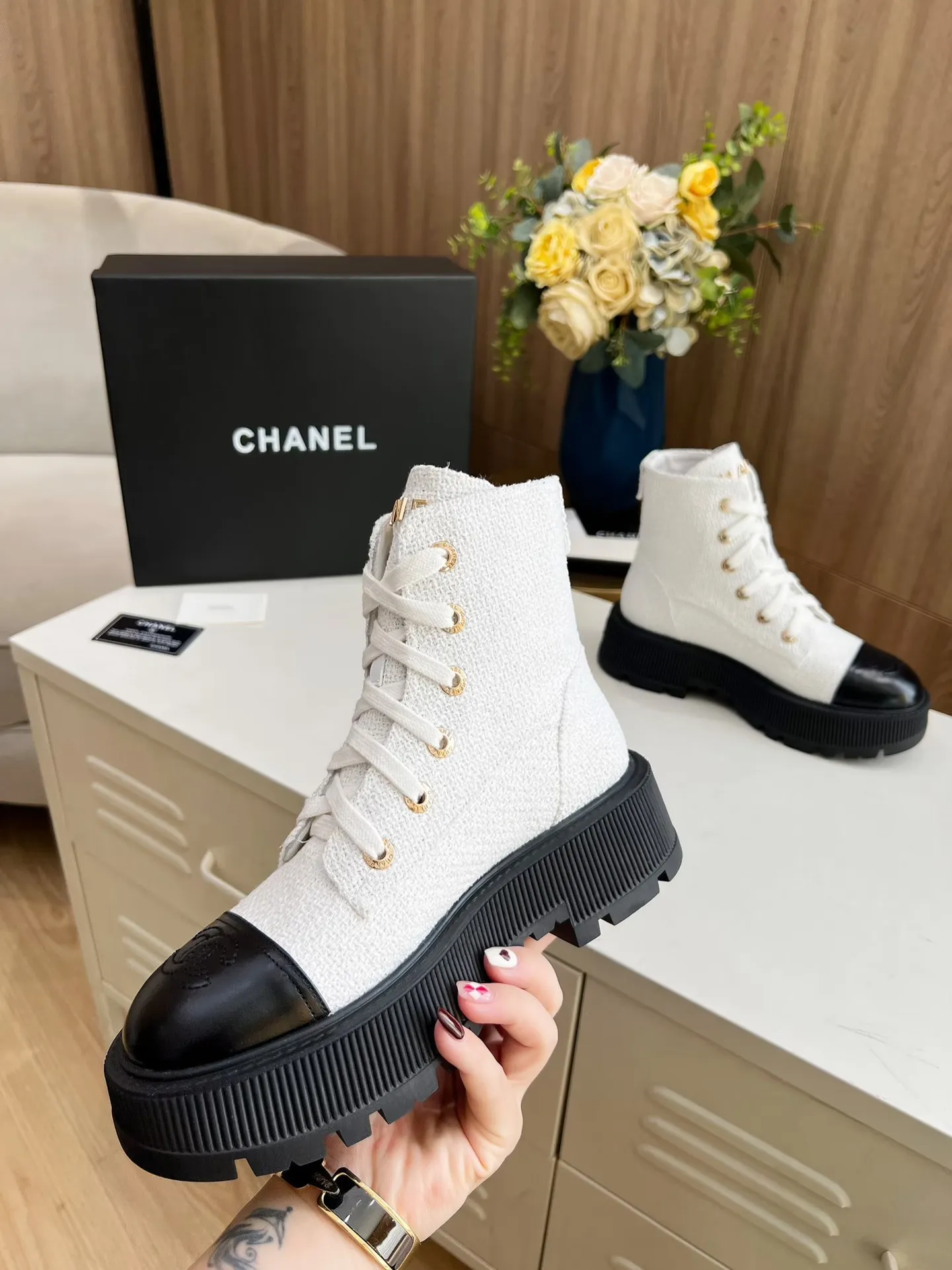 👟👟Ex-factory price 560👟👟 The original model of the new autumn and winter Chanel ankle boots✅ The strap design is super easy to put on and take off, the toe logo is electro-embroidered, the tongue is also a metal brand logo, fabric: special material, lining/foot pads: cow lining, ultra-light rubber non-slip and wear-resistant outsole, color: black, white, blue, code number: 34-41 (34, 41 need to be customized) Packaging: cloth bag card